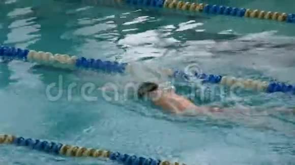 有许多特殊轨道的游泳池女子自由泳训练视频的预览图