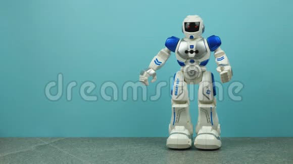 玩具机器人在蓝色背景上跳舞视频的预览图