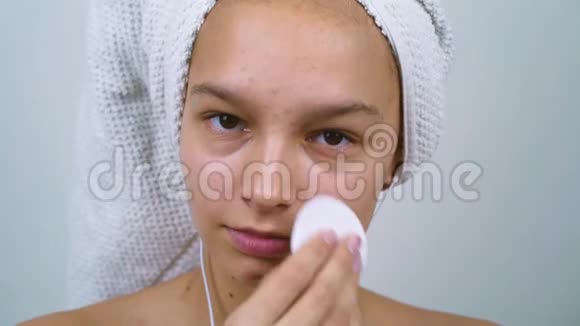 青少年洗澡后放松和清洁脸部视频的预览图