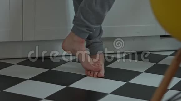 男人赤脚在地板上视频的预览图