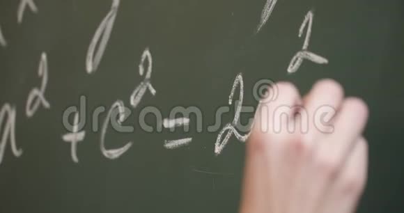 学生书写黑板特写数学公式视频的预览图