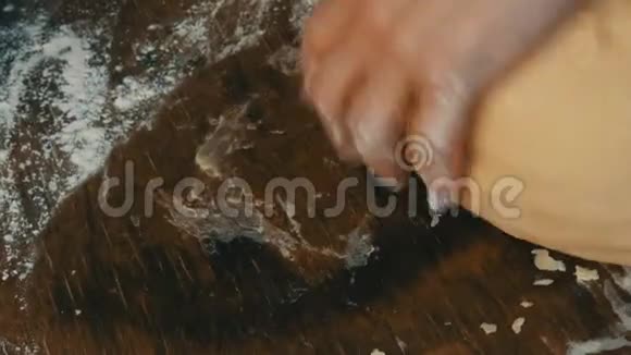 女性的手在家庭厨房的一个特殊的厨房板上揉制新鲜的自制面团家庭烘焙糕点视频的预览图