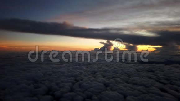 飞机窗景日落时分在云层与雷暴云之间飞行视频的预览图