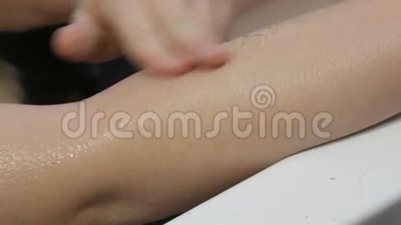 一个十几岁的少年在浴室里湿漉漉的肮脏的皮肤上的酸性和污垢滑成黑色的卷干净的蒸皮视频的预览图
