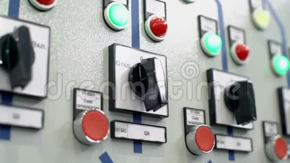 低压柜电力行业的现代智能技术工业中使用电能视频的预览图