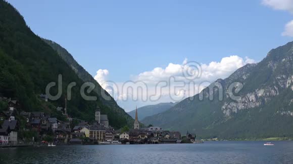 奥地利城市村庄霍尔斯塔特位于达赫斯坦萨尔茨卡梅尔古特阿尔卑斯山的山谷中有著名的教堂建筑和山脉视频的预览图