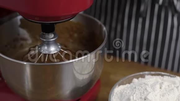 专家更换厨房搅拌机上的喷嘴在家煮面团视频的预览图