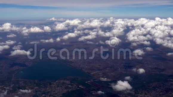 飞机窗景飞越墨西哥城附近的山脉云层散乱视频的预览图
