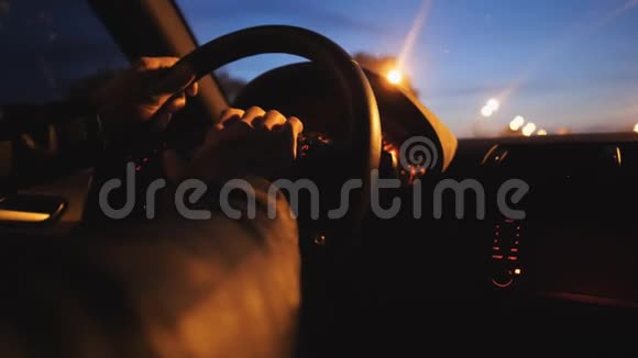 双手紧握方向盘夜间在高速公路上自动驾驶司机开着他的越野车视频的预览图
