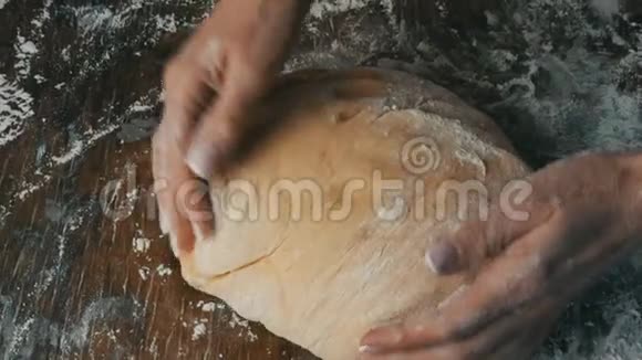 女性的手在家庭厨房的一个特殊的厨房板上揉制新鲜的自制面团家庭烘焙糕点视频的预览图