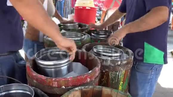 墨西哥瓦哈卡20191120家庭用冰纺丝罐制作冰淇淋在市场上销售视频的预览图