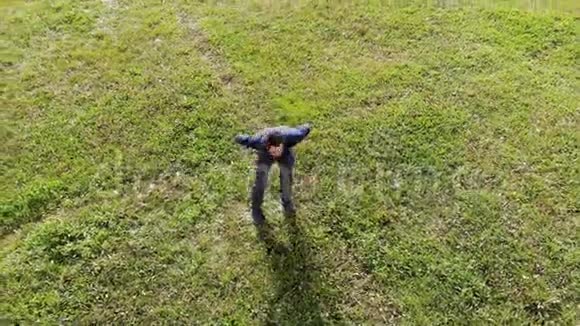 男子在公园锻炼空中锻炼运动健身健康生活方式亚洲伸展运动视频的预览图