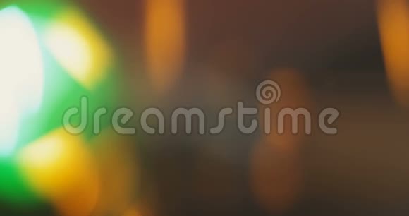 抽象的彩色光脉冲和发光泄漏运动背景视频的预览图
