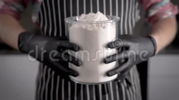 面粉面团的主要成分无名厨师拿着一大罐面粉烹饪视频的预览图