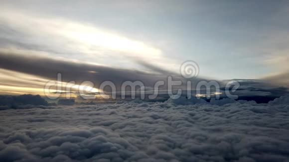 飞机窗景飞越墨西哥南部的云层视频的预览图