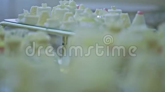 在婚宴上快速关注各种奶油纸杯蛋糕视频的预览图