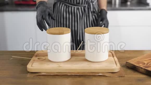 烤姜饼糕点厨师布置成品饼干使用羊皮纸视频的预览图