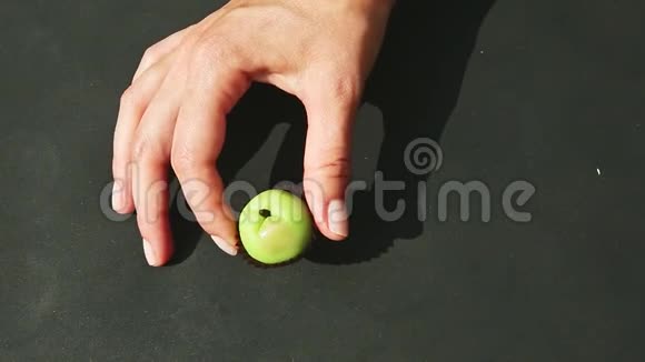 从人的手上可以看到绿色的苹果形状的杏仁糖视频的预览图