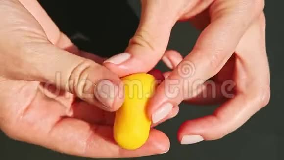上景特写双手用黄色的杏仁糖做梨形糖果视频的预览图