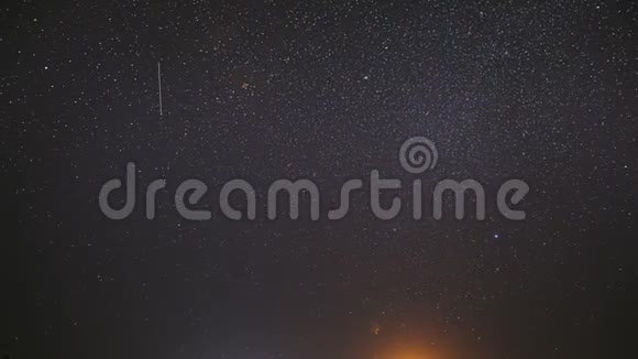 真正的五彩缤纷的夜晚日落天空之星自然星空背景背景背景4K时间流逝视频的预览图