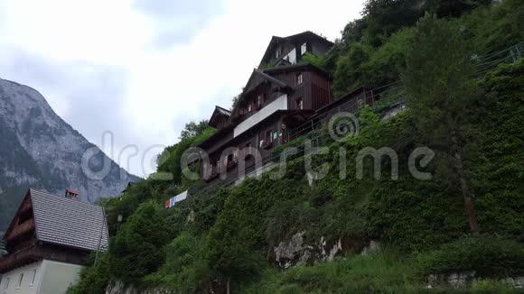 著名的哈尔斯塔特村的房子在达赫斯坦萨尔茨卡默古特地区的阿尔卑斯山的墙上一个著名的地方视频的预览图
