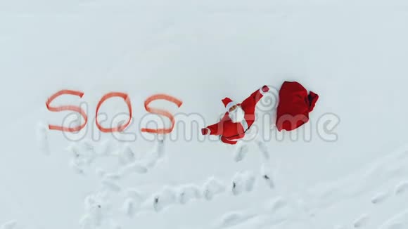 圣诞老人在雪地里寻求帮助视频的预览图