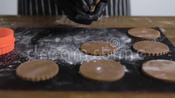 饼干面团用擀面杖滚动厨师用表格做饼干一切都是在一个特殊的视频的预览图