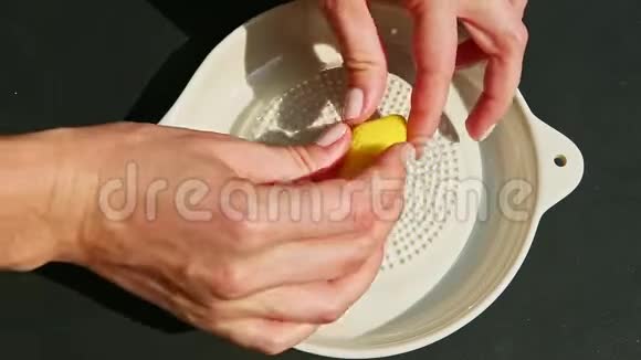 从黄色的杏仁糖制作柠檬形状的糖果的女性手的俯视图视频的预览图