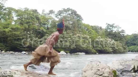 在亚马逊雨林附近狩猎和玩耍的土著男子视频的预览图