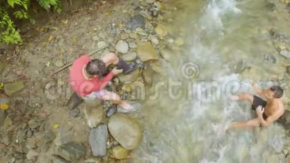 鼓励受伤的朋友把他的脚放在河里视频的预览图