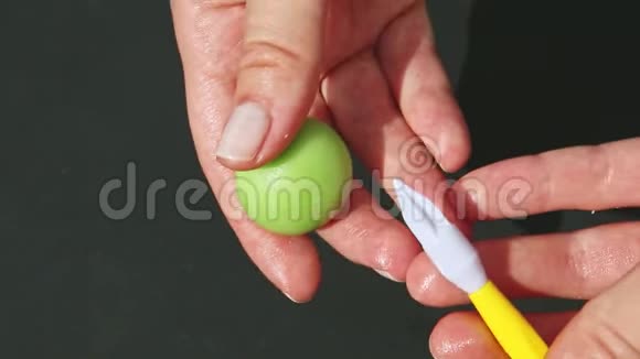 顶景特写双手制作苹果形状的糖果由小绿色的杏仁糖制成视频的预览图
