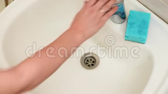 两个白人女孩在浴室里的流水下用洗手池里的肥皂洗手双手合拢视频的预览图