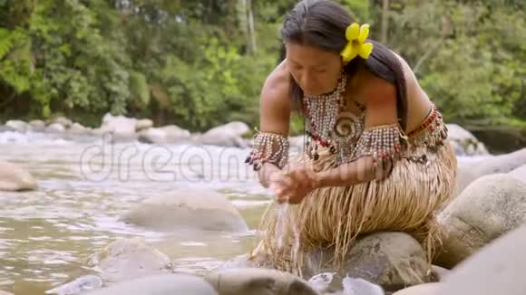 土著妇女洗脸视频的预览图