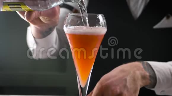 夜酒吧里的特写酒保把喝完的鸡尾酒倒进玻璃杯里很好的饮料供应视频的预览图