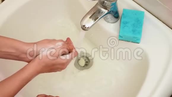 两只手在水槽上关闭视野女孩们用肥皂认真洗手视频的预览图