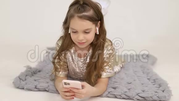女孩用智能手机在社交网络上听音乐快乐的青少年视频的预览图