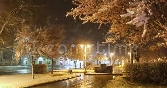 春雪在镇广场上禁止活动的夜晚视频的预览图