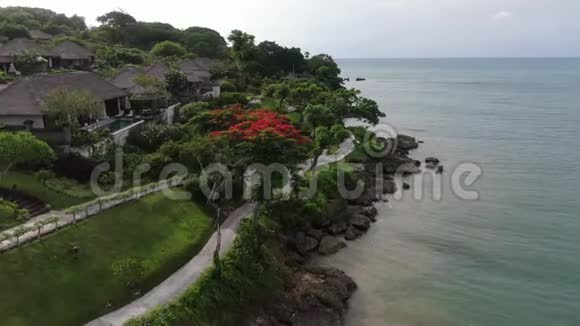 在涨潮的时候沿着海边的小山村走的路视频的预览图