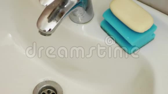 手拿一块肥皂在水槽上洗手彻底清洗关闭视野视频的预览图