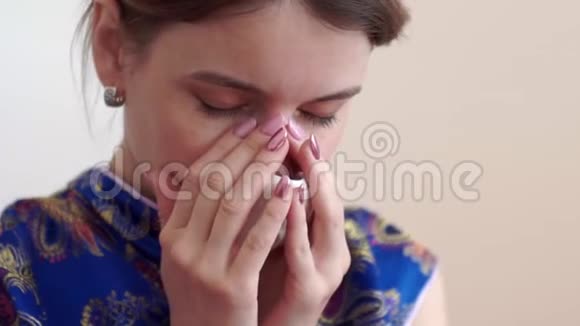 女孩享受着小杯茶的美味香气茶道仪式视频的预览图