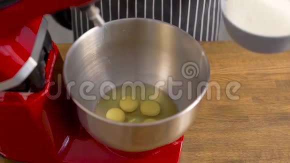 将糖砂倒入专用厨房搅拌机面团的配料混合过程视频的预览图