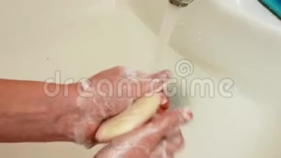 用泡沫把女孩的手紧紧女孩用肥皂和海绵彻底洗手视频的预览图