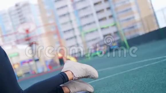 女孩在臀部做一个Mahi运动围栏运动场的健身相机在后面移动视频的预览图