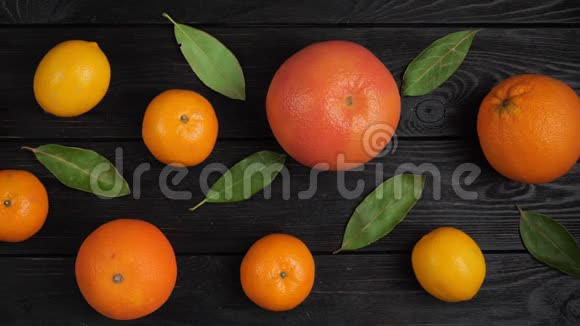 柑橘类水果柠檬灰果普通话橙色柠在深灰色的木制背景上上景4k录像摄像机的移动视频的预览图