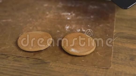 烤姜饼糕点厨师布置成品饼干使用羊皮纸视频的预览图