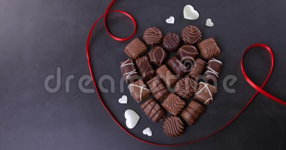 黑色背景的心形巧克力视频的预览图