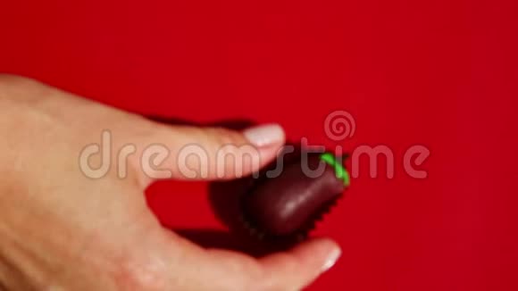 上景特写女人手秀茄子形状的杏仁糖视频的预览图