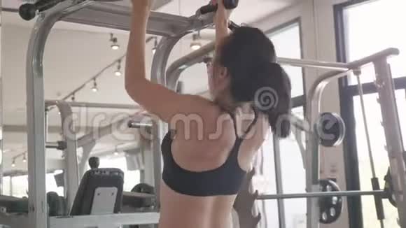 漂亮的亚洲年轻肌肉女孩穿着运动服在健身运动健身馆做仰卧起坐运动锻炼身体视频的预览图