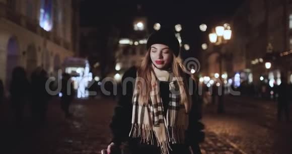 欧洲圣诞市场上使用智能手机的女人女孩享受冬季假日季节使用电话社交网络视频的预览图