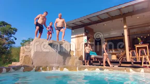 在厄瓜多尔亚马逊的一个小屋的泳池里玩有趣跳跃的游客视频的预览图